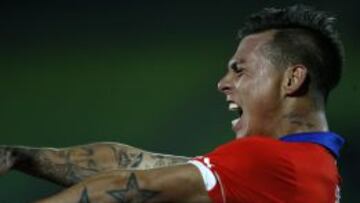 Eduardo Vargas celebra uno de sus goles ante Per&uacute; en Valpara&iacute;so.