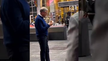 Vídeo: Bill Gates es captado comiéndose un hot dog en pleno Times Square