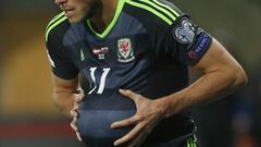 Football Soccer - Austria v Wales - 2018 World Cup Qualifying European Zone - Group D - Ernst Happel Stadium, Vienna, Austria - 6/10/16
 Wales&#039; Gareth Bale prepares to take a throw in
 Reuters / Heinz-Peter Bader
 Livepic
 EDITORIAL USE ONLY.