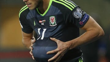 Football Soccer - Austria v Wales - 2018 World Cup Qualifying European Zone - Group D - Ernst Happel Stadium, Vienna, Austria - 6/10/16
 Wales&#039; Gareth Bale prepares to take a throw in
 Reuters / Heinz-Peter Bader
 Livepic
 EDITORIAL USE ONLY.