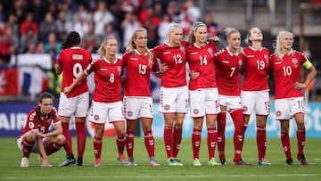 BREDA, NETHERLANDS - AUGUST 03: Team of Denmark reacts during penalties during the UEFA Women&#039;s Euro 2017 Semi Final match between Denmark and Austria at Rat Verlegh Stadion on August 3, 2017 in Breda, Netherlands. (Photo by Maja Hitij/Getty Images)