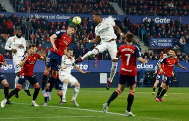 Salto entre Ante Budimir y David Alaba.