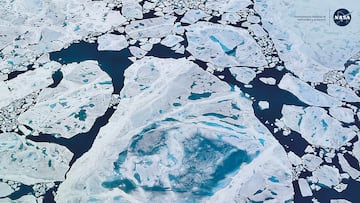 "El hielo marino, o banquisa, es agua de mar congelada que flota en el océano. Esta foto, tomada desde la aeronave de investigación Gulfstream V de la NASA el 21 de julio de 2022, muestra la banquisa del Ártico en el mar de Lincoln al norte de Groenlandia".