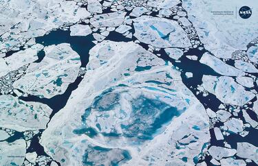 "El hielo marino, o banquisa, es agua de mar congelada que flota en el océano. Esta foto, tomada desde la aeronave de investigación Gulfstream V de la NASA el 21 de julio de 2022, muestra la banquisa del Ártico en el mar de Lincoln al norte de Groenlandia".