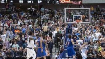 J.J. Barea (debajo de la canasta), en el momento de anotar la canasta decisiva del partido.