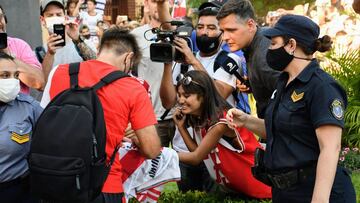 El equipo Millonario llegó a Santiago del Estero, donde decenas de hinchas aguardaban para acercarse a los jugadores, que compartieron unos instantes con ellos.
