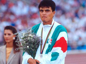 Carlos vio en tres ocasiones la ceremonia de premiación desde lo más alto, pues en los Juegos Panamericanos de Indianapolis, La Habana y Mar del Plata obtuvo el primer lugar, además del Bronce que se colgó en Winnipeg 99