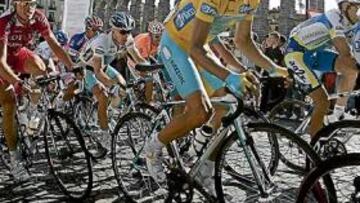 <b>SIN SOBRESALTOS. </b>El Acueducto de Segovia vigila el paso de un pelotón en que el Alberto Contador sigue luciendo el maillot amarillo.