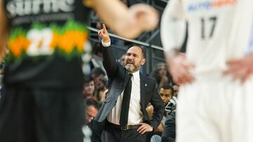 MADRID, 12/03/2023.- El entrenador del Real Madrid Chus Mateo da instrucciones a sus jugadores durante el partido de la Liga Endesa de baloncesto disputado contra el Surne Bilbao Basket este domingo en Madrid. EFE/ Borja Sanchez Trillo
