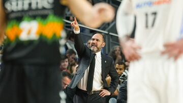 MADRID, 12/03/2023.- El entrenador del Real Madrid Chus Mateo da instrucciones a sus jugadores durante el partido de la Liga Endesa de baloncesto disputado contra el Surne Bilbao Basket este domingo en Madrid. EFE/ Borja Sanchez Trillo