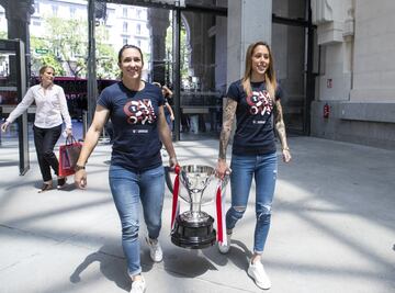 Las jugadoras del Atlético de Madrid Silvia Meseguer y Lola Gallardo llevan la Copa de la Liga durante la recepción en el Ayuntamiento. 
