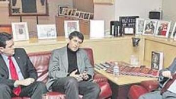 <b>CON LA REDACCIÓN. </b>Marco Ruiz, Oscar Ribot, Carmen Colino, Tomás Roncero, López Caro, Alfredo Relaño y Luis Nieto disfrutaron de la tertulia.