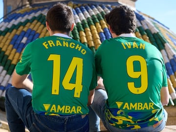 El Real Zaragoza ha presentado este jueves una nueva equipacin verde estampada con colores azules, amarillos y blancos, e inspirada en las cpulas de la Baslica del Pilar, ?como homenaje al lugar ms emblemtico de la ciudad, ya que tiene los caractersticos colores de las tejas que la coronan?. Los modelos encargados de presentarla han sido Francho y Azn.