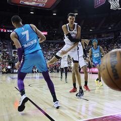 Victor Wembanyama se estrena con mucho tiento en la NBA