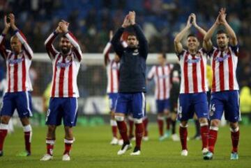 Los jugadores del Atlético saludan a los seguidores tras la finalización del partido que les da la clasificación para los cuartos de final de la Copa del Rey. 