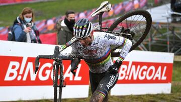 Mathieu Van der Poel compite durante la prueba de la Copa del Mundo de ciclocross de Dendermonde.