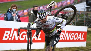 El neerland&eacute;s Mathieu Van Der Poel compite durante la prueba de la Copa del Mundo de Ciclocr&oacute;s de Dendermonde.