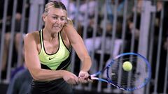 Maria Sharapova devuelve una bola durante un torneo ben&eacute;fico en Las Vegas el pasado mes de octubre.