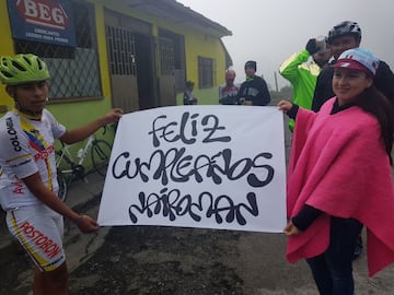 En su cumpleaños, Nairo Quintana fue sorprendido por sus seguidores en el Alto de la Línea. 