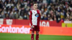 Iago Aspas celebra el gol anotado en el S&aacute;nchez Pizju&aacute;n ante el Sevilla mostrando el escudo del Celta.