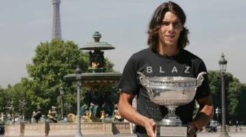 Rafa Nadal posa con el Trofeo de Roland Garros conseguido en 2006 en la final que lo enfrentó al suizo Roger Federer