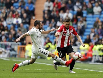 Córdoba, jugador del Athletic Club, trata de llevarse el balón ante Carvajal, jugador del Real Madrid. 