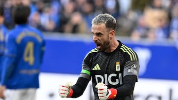 OVIEDO, 31/01/2026.- El guardameta del Real Oviedo, Aarón Escandell, celebra la victoria en el partido de LaLiga entre el Real Oviedo y el Girona FC celebrado en el Estadio Carlos Tartiere en Oviedo, este sábado. EFE/Eloy Alonso