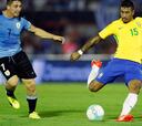 Brasil golea de visita a Uruguay con 'triplete' de Paulinho