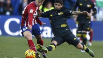 Banega disputa un balón con Vietto.