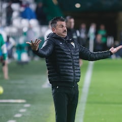 Ania, muy molesto con el arbitraje: “Estaremos arriba si nos dejan”