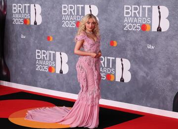 Sabrina Carpenter posa en la alfombra de los Brit Awards 2025.