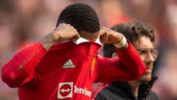 Manchester (United Kingdom), 08/04/2023.- Manchester United's Marcus Rashford leaves the field after picking up an injury during the English Premier League soccer match between Manchester United and Everton at Old Trafford in Manchester, Britain, 08 April 2023. (Reino Unido) EFE/EPA/PETER POWELL EDITORIAL USE ONLY. No use with unauthorized audio, video, data, fixture lists, club/league logos or 'live' services. Online in-match use limited to 120 images, no video emulation. No use in betting, games or single club/league/player publications
