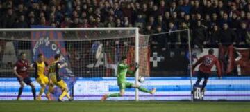 1-0. Cejudo anota el primer gol.