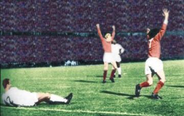 Partido de 'El quinto Beatle'. Copa de Europa de la temporada 65-66.
George Best celebra uno de los goles que le marcó al Benfica.   