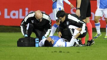 Ezequiel, atendido por los médicos del Leganés sobre el césped de Ipurua.