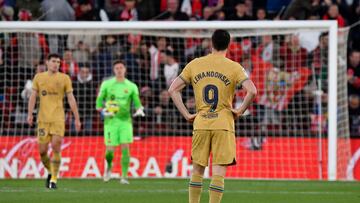 ALMERÍA, 26/02/2023.- El delantero polaco del FC Barcelona Robert Lewandowski, tras encajar el 1-0 durante el encuentro de LaLiga Santander entre el UD Almería y el FC Barcelona celebrado este domingo en el Power Horse Stadium de Almería. EFE/ Carlos Barba