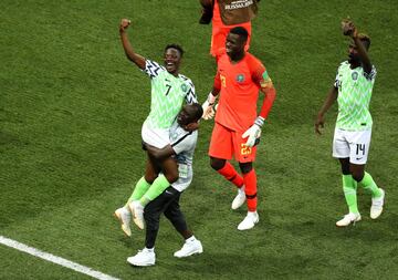 Alegría de los jugadores de Nigeria al terminar el partido.