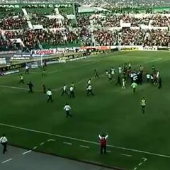 Barra de Jaguares invadió la cancha y se enfrentó a la policía