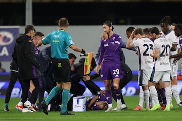 Edoardo Bove, de la Fiorentina, se desplomó al suelo durante el partido entre Fiorentina e Inter. Jugadores de ambos conjuntos pidieron con fuerza la intervención de los médicos y rodearon al centrocampista viola. Los futbolistas de ambos equipos estaban en shock y muchos de ellos entre lágrimas. Finalmente, Bove fue trasladado al hospital en ambulancia.