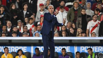 Sporting Cristal's Brazilian coach Tiago Nunes gestures during the Copa Libertadores group stage first leg football match between River Plate and Sporting Cristal at the Monumental stadium in Buenos Aires on April 19, 2023. (Photo by Luis ROBAYO / AFP)