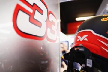 El holandés Max Verstappen de Red Bull Racing se prepara en el garaje para el segundo día de pretemporada.