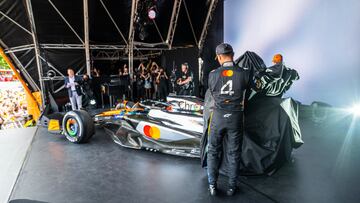 Norris y Piastri presentando la nueva decoración de McLaren