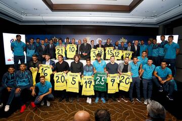 Foto de familia de la plantilla del Villarreal con los exjugadores argentinos. 