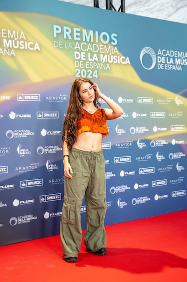 Fusa Nocta posa en la alfombra de los Premios de la Academia de la Música.