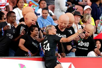 La neozelandesa Sarah Hirini se hizo un selfie con un grupo de aficionados muy peculiar, ataviados con máscaras de rostros de bebés, tras el partido que enfrentó ayer a su selección con Estados Unidos. Hirini es todo un fenómeno mediático en Nueva Zelanda tras convertirse en la primera jugadora de rugby profesional del país.