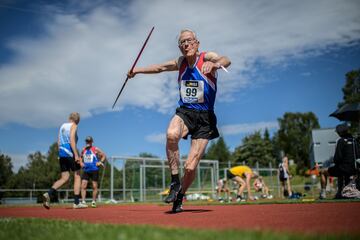 El veterano atleta alemán Hartmann Knorr compitiendo en el Seniors All Around German Championship.