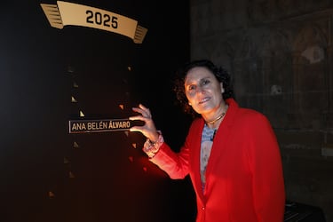 Ana Belén Álvaro posa con un imán que lleva su nombre en el Salón de la Fama del Baloncesto Español.