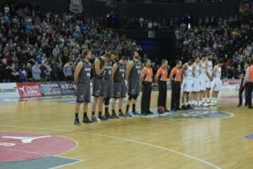 Las plantillas del Real Madrid y Bilbao Basket guardan un minuto de silencio antes del comienzo del encuentro.