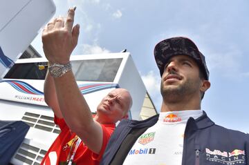 Daniel Ricciardo en el paddock.