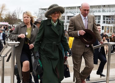 Camila de Cornualles, reina consorte del Reino Unido, durante el Festival de Cheltenham.